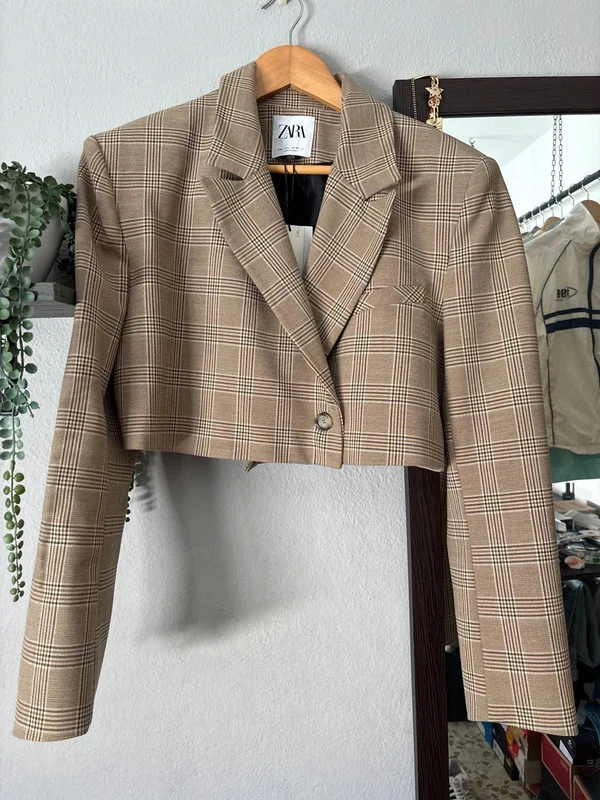 Chaqueta cropped con hombreras de Zara